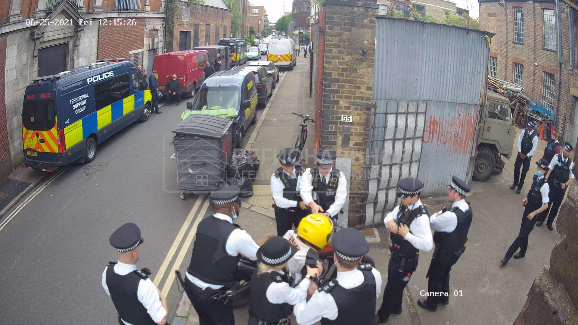 Искуствоведы в полицейской форме