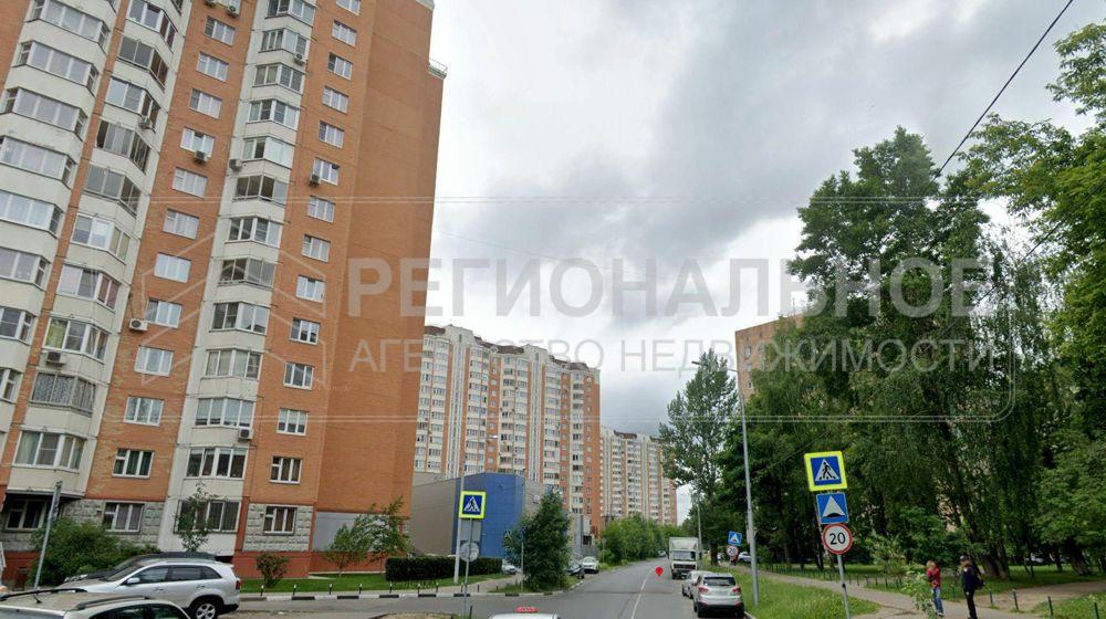 Вид на улицу Твардовского от супермаркета Лента